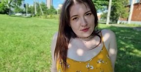 A garota está muito feliz